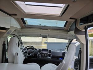 Intérieur moderne de camping-car avec toit ouvrable