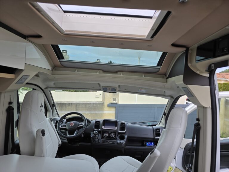 Intérieur moderne de camping-car avec toit ouvrable