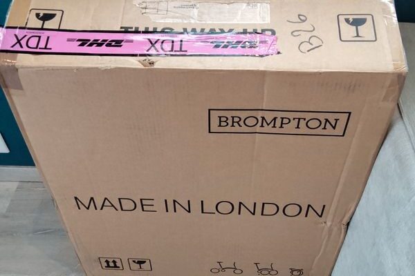 Scatola Brompton con etichetta Made in London