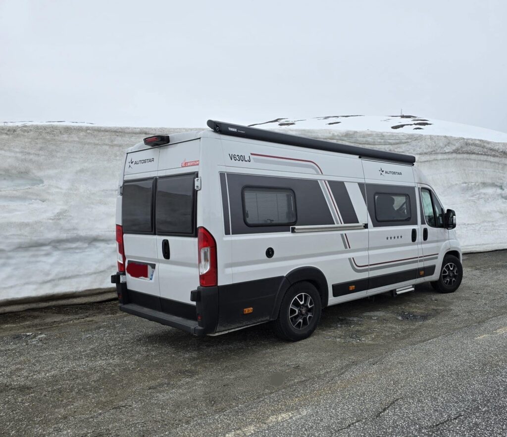 Camping-car Autostar garé près d'un mur de neige