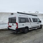 Camping-car Autostar garé près d'un mur de neige