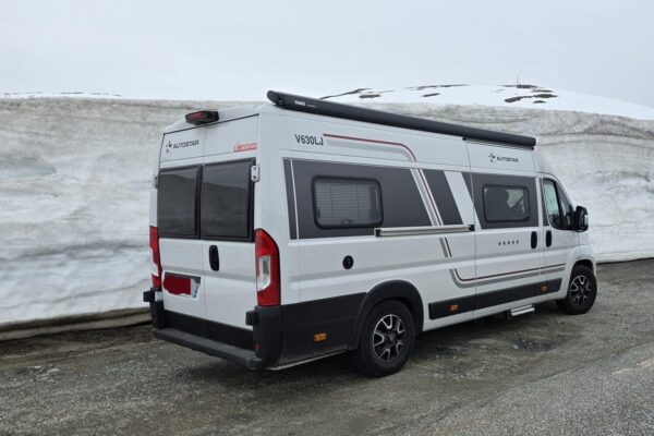 Camping-car Autostar garé près d'un mur de neige