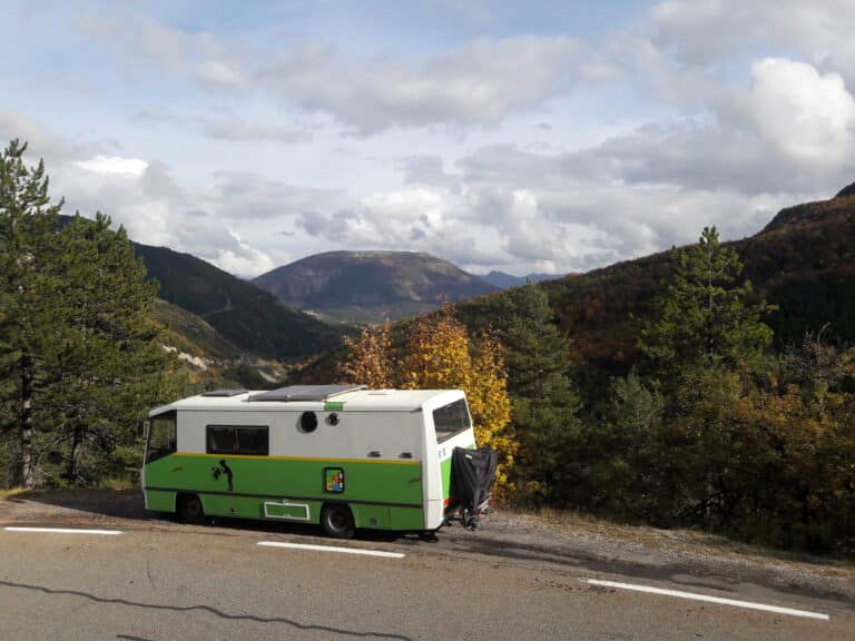 Camping-car vert en montagne, automne