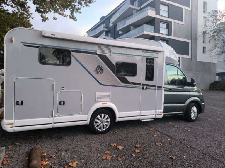 Camping-car moderne garé devant un immeuble