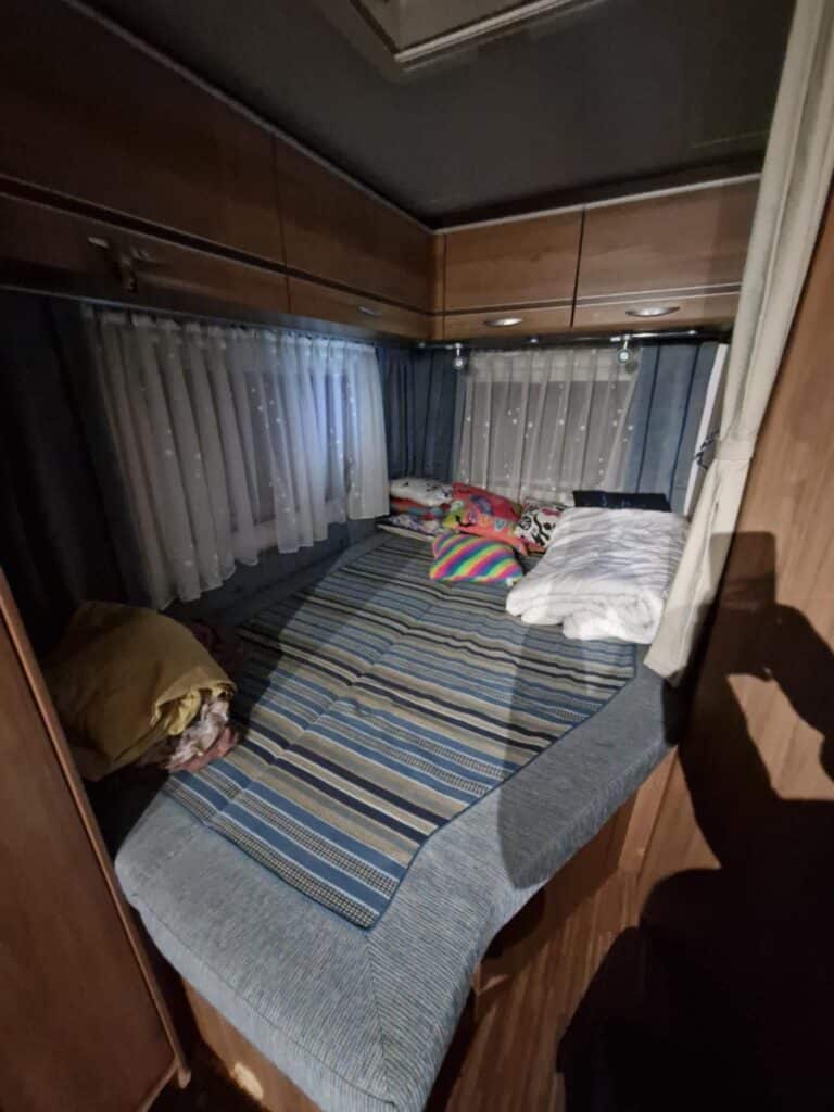 Intérieur cosy d'un camping-car avec lits et rideaux
