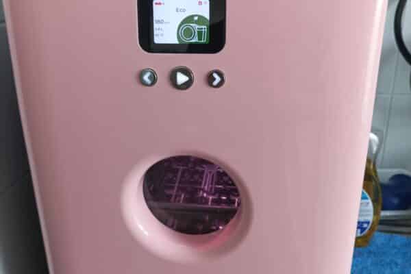 Lave-vaisselle rose compact avec écran digital