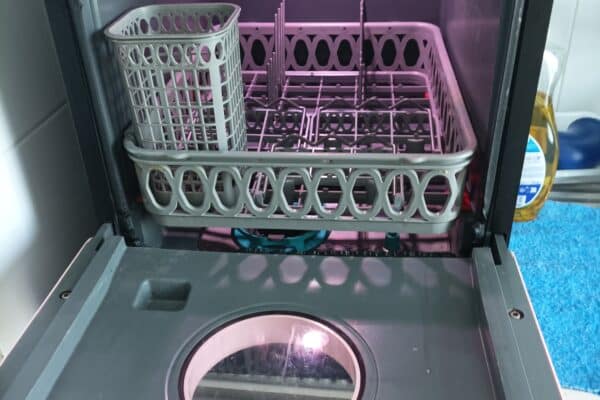 Interno di una lavastoviglie aperta e vuota