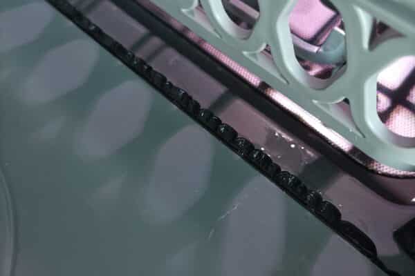 Particolare del cestello vuoto di una lavastoviglie