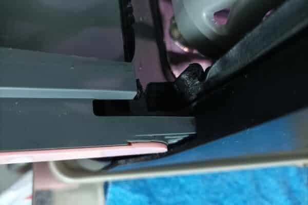 Dettaglio meccanico sotto una sedia a rotelle