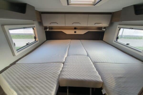 Moderner Wohnwageninnenraum mit geräumigem Einzelbetten