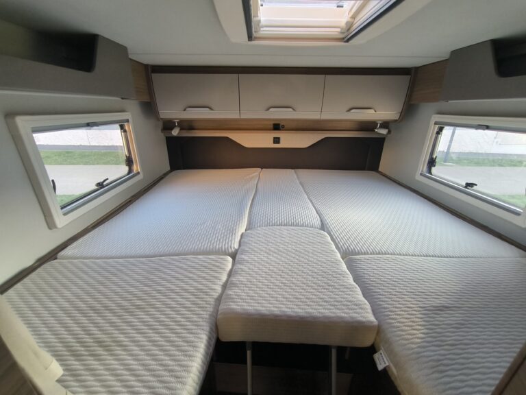Intérieur moderne de caravane avec lits jumeaux spacieux