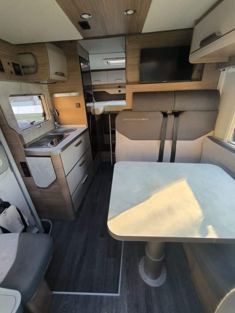 Intérieur moderne de camping-car avec cuisine et lit