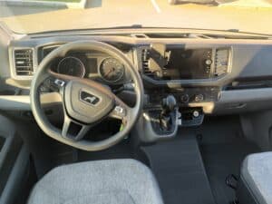 Intérieur moderne de voiture avec volant et tableau de bord