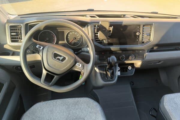 Moderne Innenausstattung eines Autos mit Lenkrad und Armaturenbrett