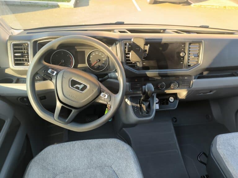 Intérieur moderne de voiture avec volant et tableau de bord