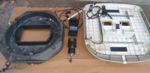 Composants électroniques divers sur une table