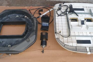 Composants électroniques divers sur une table