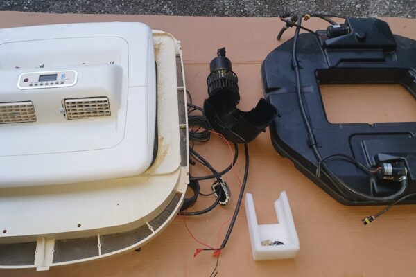 Pezzi di ricambio per l'aria condizionata su un tavolo