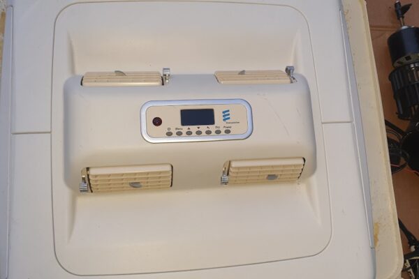 Apparecchio elettrico con display digitale e pulsanti