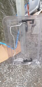 Portière de voiture en verre transparent exposée