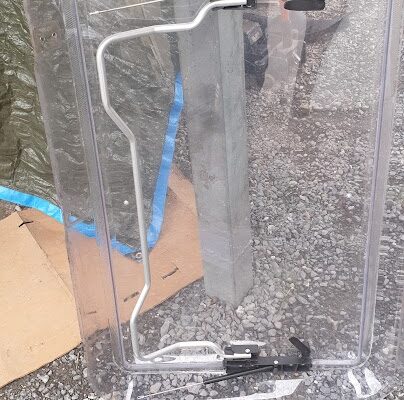 Portière de voiture en verre transparent exposée