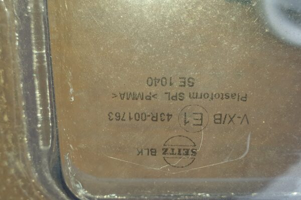 Étiquette métallique avec texte inversé sur surface dorée