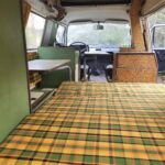 Intérieur vintage de van avec motif écossais