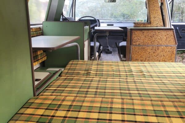 Vintage-Innenausstattung eines Campervans mit Schottenmuster