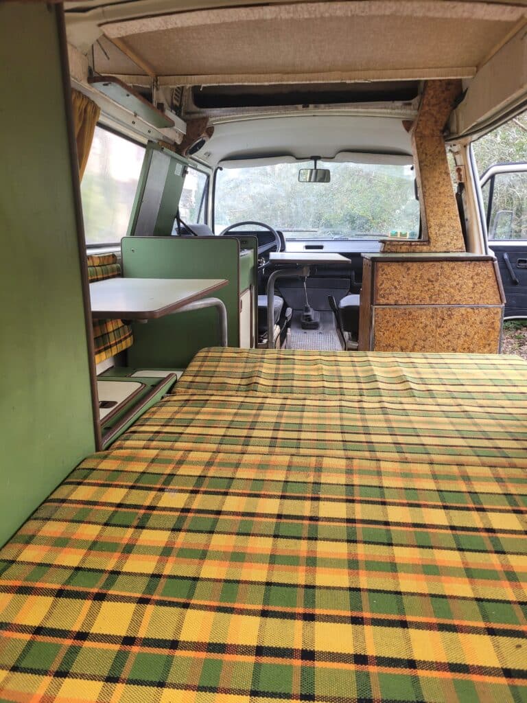 Intérieur vintage de van avec motif écossais