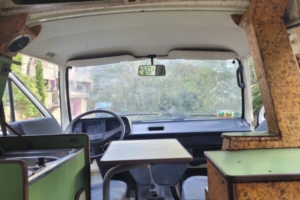 Vintage-Interieur eines Wohnmobil mit Blick auf den Garten