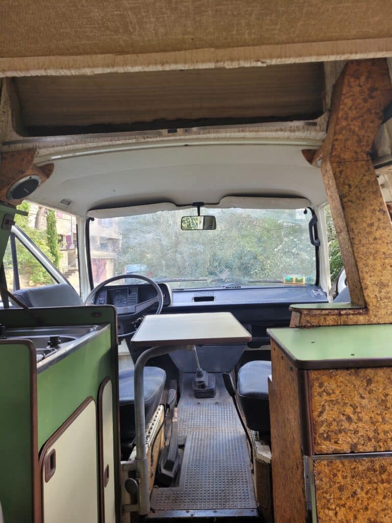 Intérieur vintage d'un camping-car avec vue sur jardin