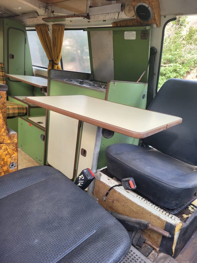 Intérieur rustique de camping-car avec table pliante