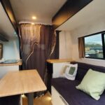 Intérieur cosy de camping-car moderne et élégant