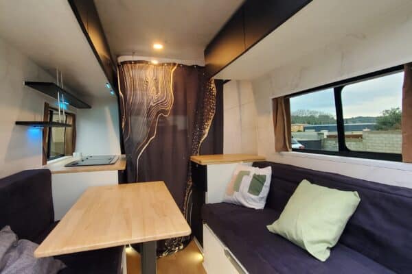 Gemütliches Interieur von Wohnmobil modern und elegant