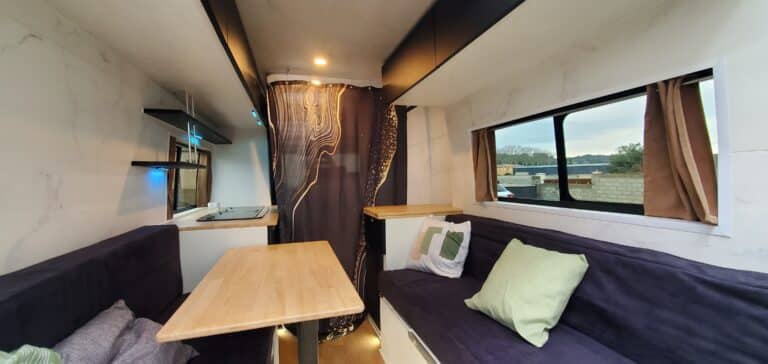 Intérieur cosy de camping-car moderne et élégant