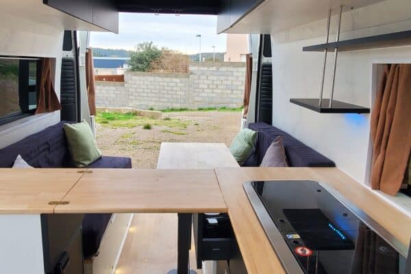 Moderne Inneneinrichtung von Campervan mit Küche