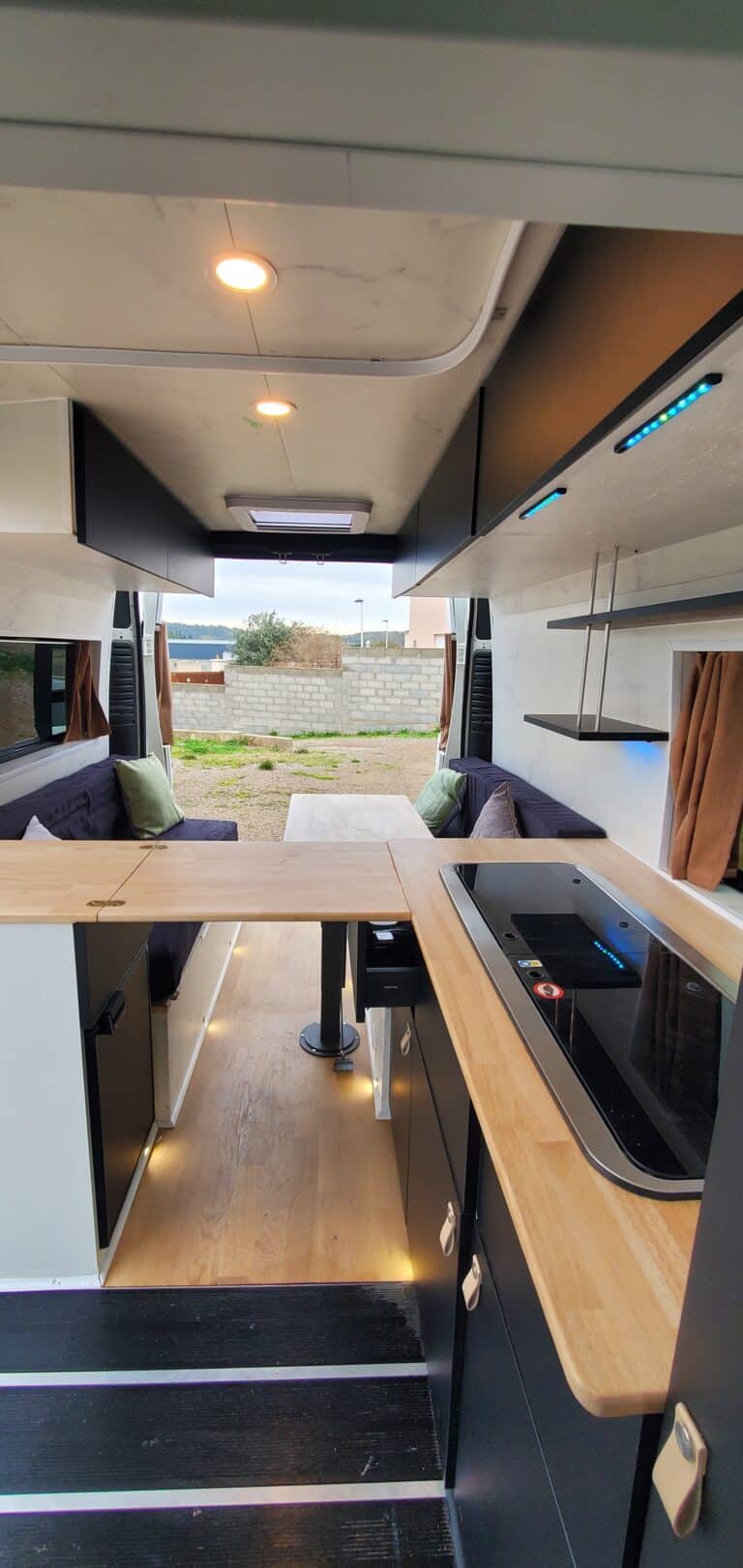 Intérieur moderne de van aménagé avec cuisine