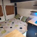 Intérieur moderne de camping-car avec lit et cuisine