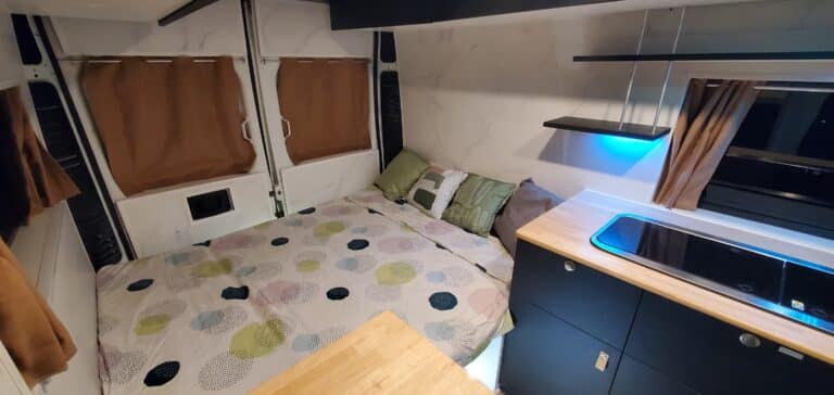 Intérieur moderne de camping-car avec lit et cuisine