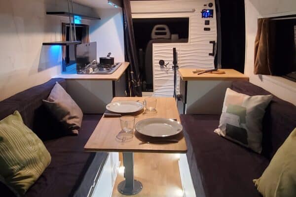 Moderne und elegante Innenausstattung von Wohnmobil