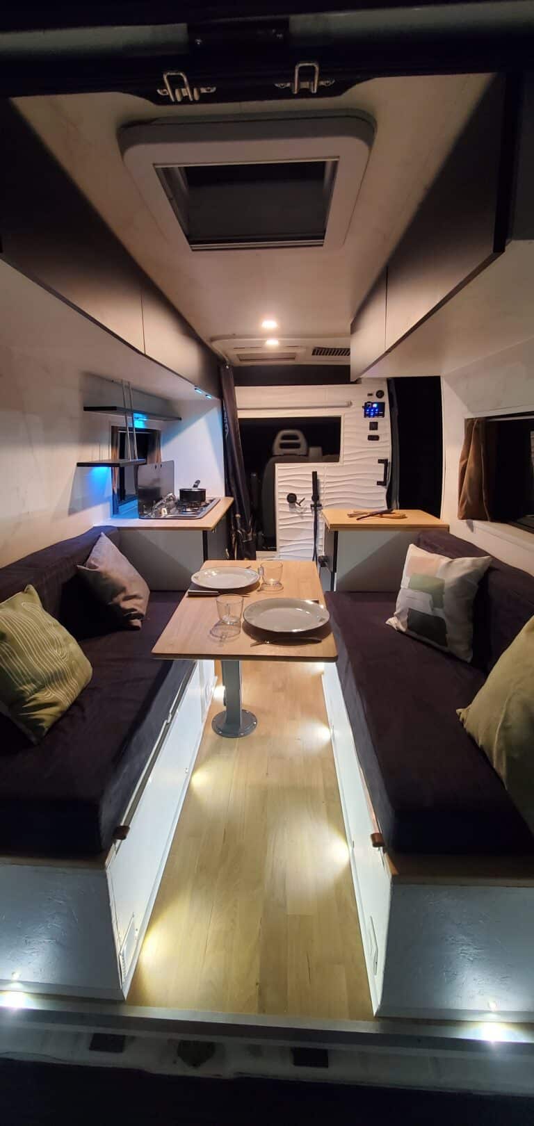 Intérieur moderne et élégant de camping-car
