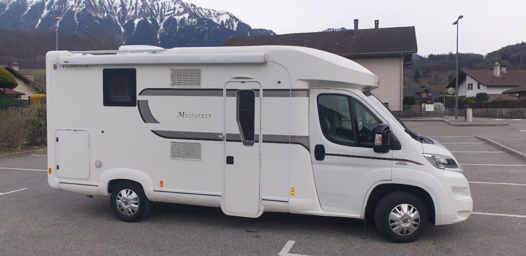 Camping-car blanc devant montagnes en France