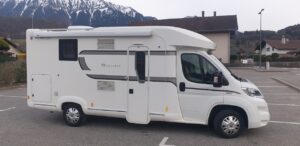 Camping-car blanc devant montagnes en France