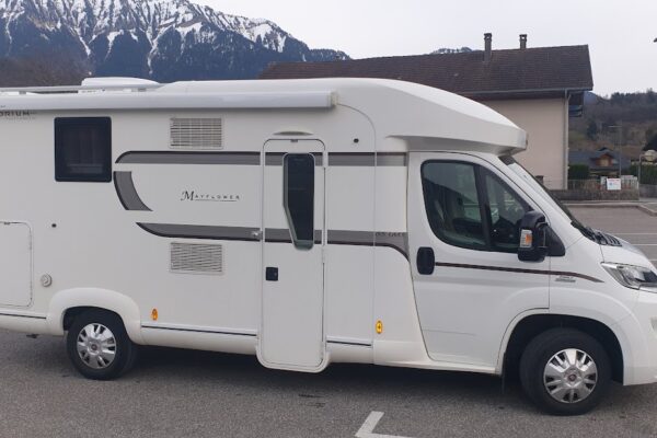 Camping-car blanc devant montagnes en France