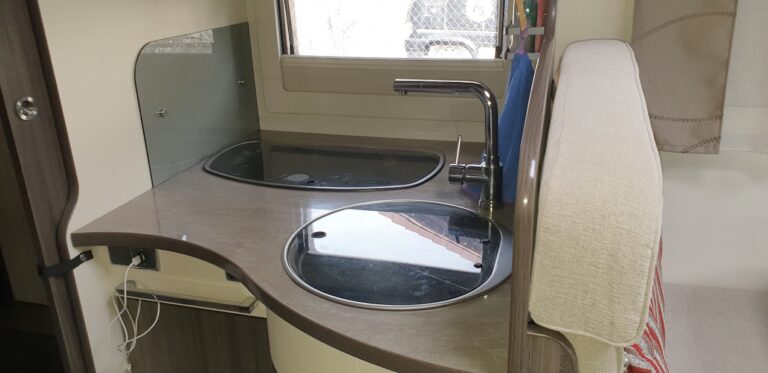 Intérieur de caravane avec évier et miroir