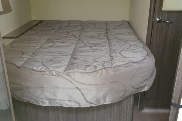 Lit confortable dans une chambre étroite