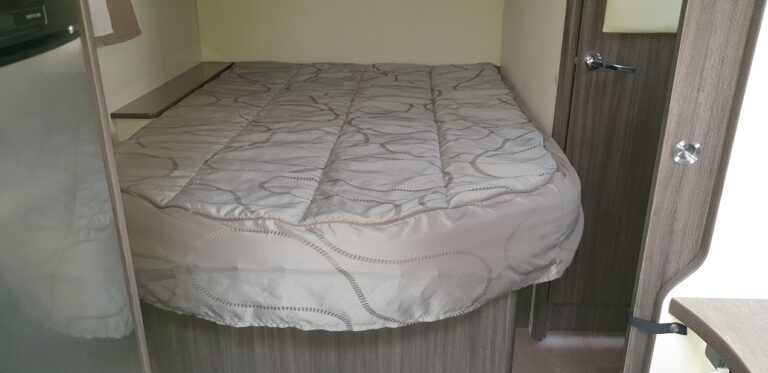 Lit confortable dans une chambre étroite