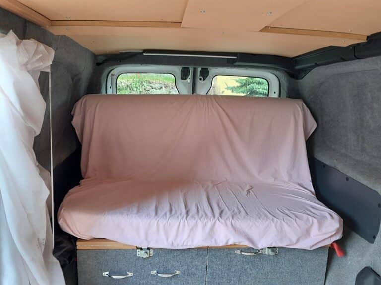 Lit aménagé dans l'arrière d'une camionnette