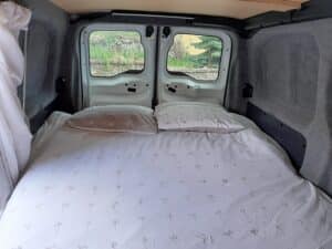 Intérieur de camionnette aménagée en chambre lit double