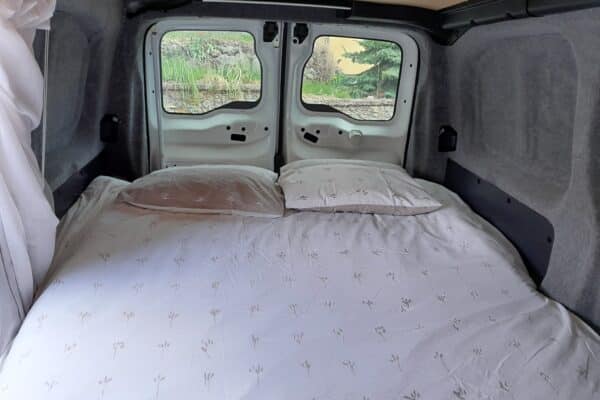 Interno di camionnette trasformata in camera da letto matrimoniale